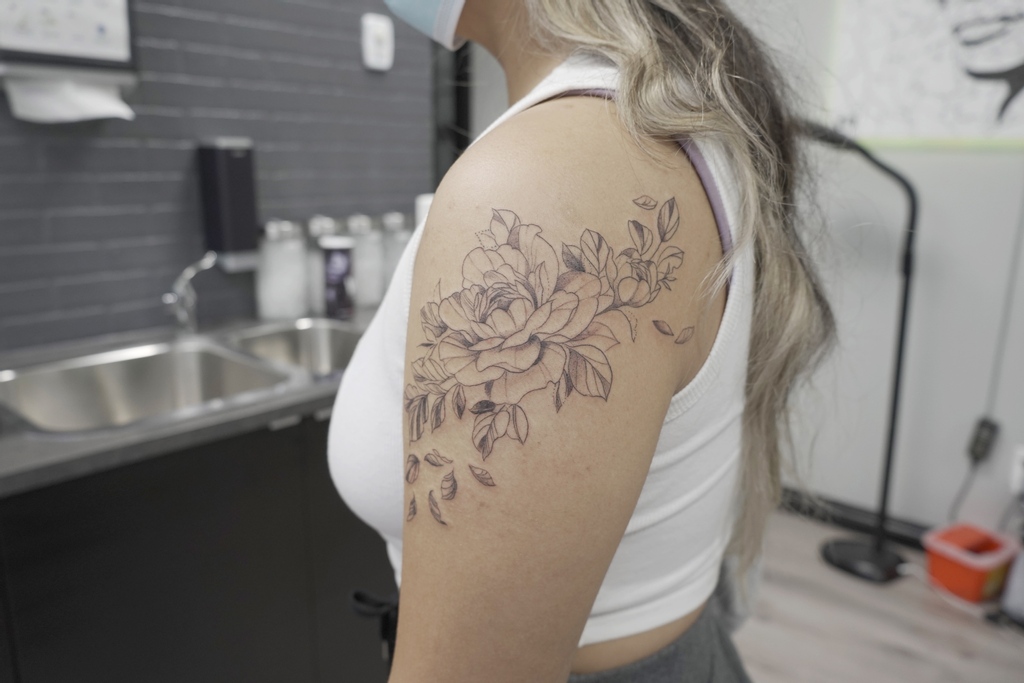 33 Stunning Flower Tattoos That Radiate Beauty and Softness
