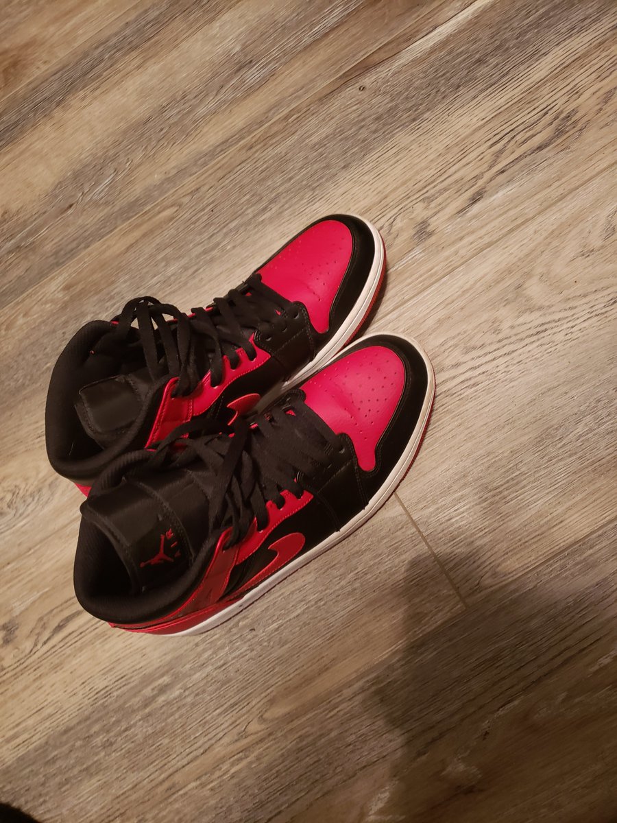 TisSoulairus's tweet photo. I was hyped when I saw @CMPunk had the same Jordan's that I have then he gave them away 😭

That Kid Cassidy just got a fresh pair of Js 

CM Punk whata guy https://t.co/WJpoXjQ0H3