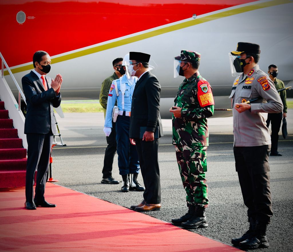 Sepagi ini, saya mendarat di Pangkalan TNI AU Husein Sastranegara, Bandung, untuk kunjungan kerja sehari di Provinsi Jawa Barat.