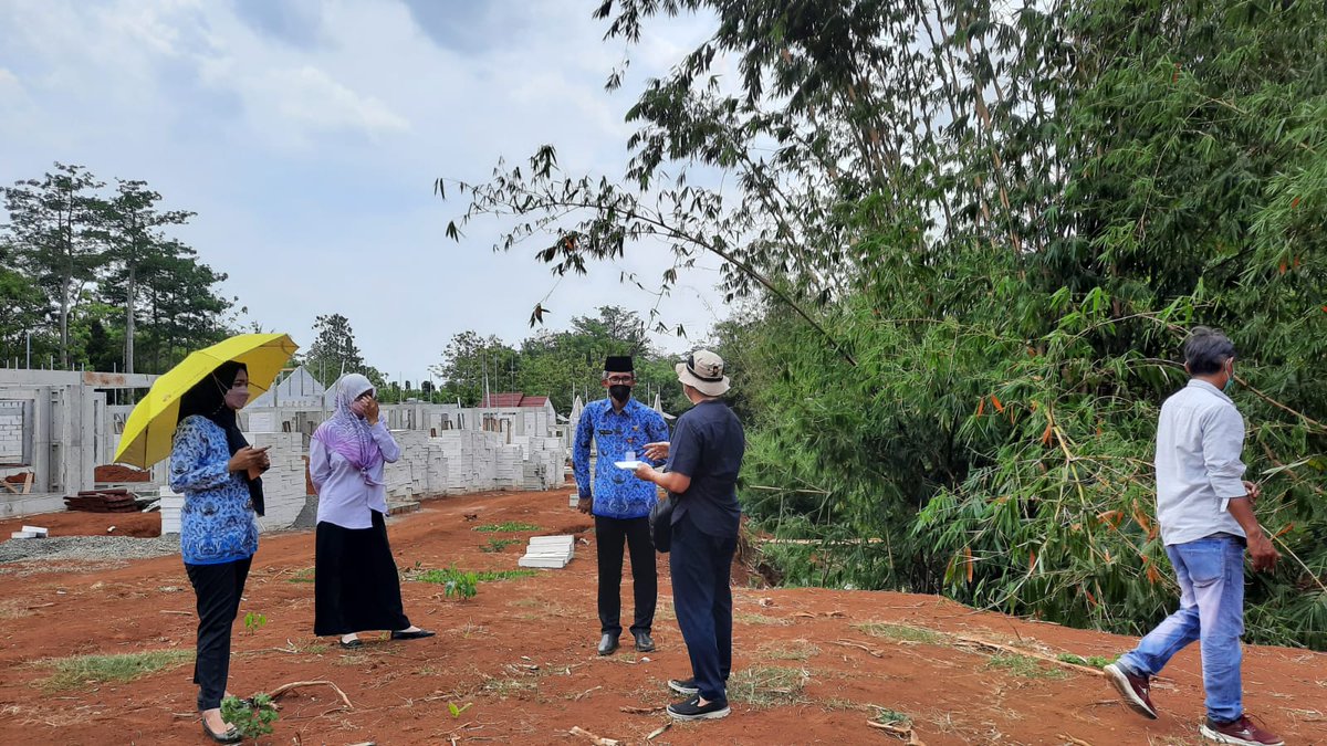 DisperkimJepara's tweet photo. Tim Teknis bidang Perumahan Disperakim Prov. Jateng  dan tim dari dari Bappenas RI melakukan survey lapangan di lokasi Pembangunan Baru (PB) Komunitas di Ds Kedungcino , Kabupaten Jepara pada hari jum’at (01/10) Kemarin, yang diterima oleh Kepala Bidang Perumahan Disperkim Jepara https://t.co/qaS2i6KV1f