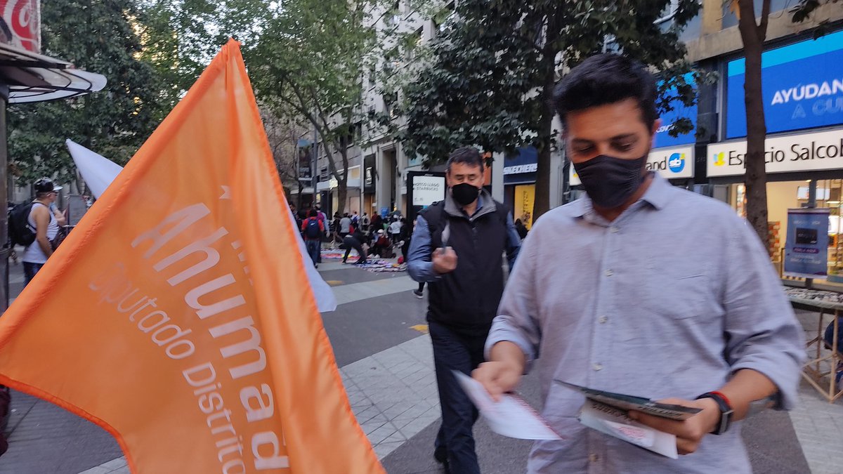 AhumadaCTC's tweet photo. Hoy nuevamente estuvimos junto a @MEugeniaPuelma, candidata a CORE, en una jornada de #Banderazo, entregando volantes y conversando con las y los transeúntes de los paseos Ahumada, Huérfanos y Estado en #Santiago ¡Muy contentos con la recepción! #ManuelAhumada #Diputado #D10 https://t.co/ZI7iV5ctzQ