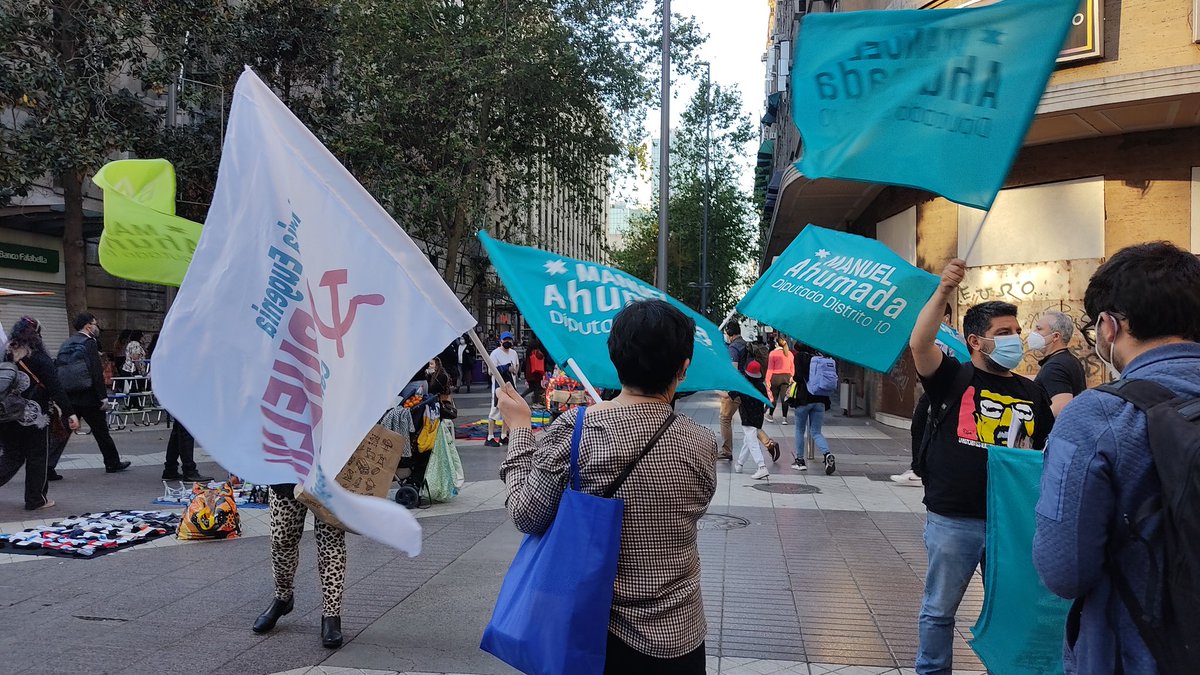 AhumadaCTC's tweet photo. Hoy nuevamente estuvimos junto a @MEugeniaPuelma, candidata a CORE, en una jornada de #Banderazo, entregando volantes y conversando con las y los transeúntes de los paseos Ahumada, Huérfanos y Estado en #Santiago ¡Muy contentos con la recepción! #ManuelAhumada #Diputado #D10 https://t.co/ZI7iV5ctzQ