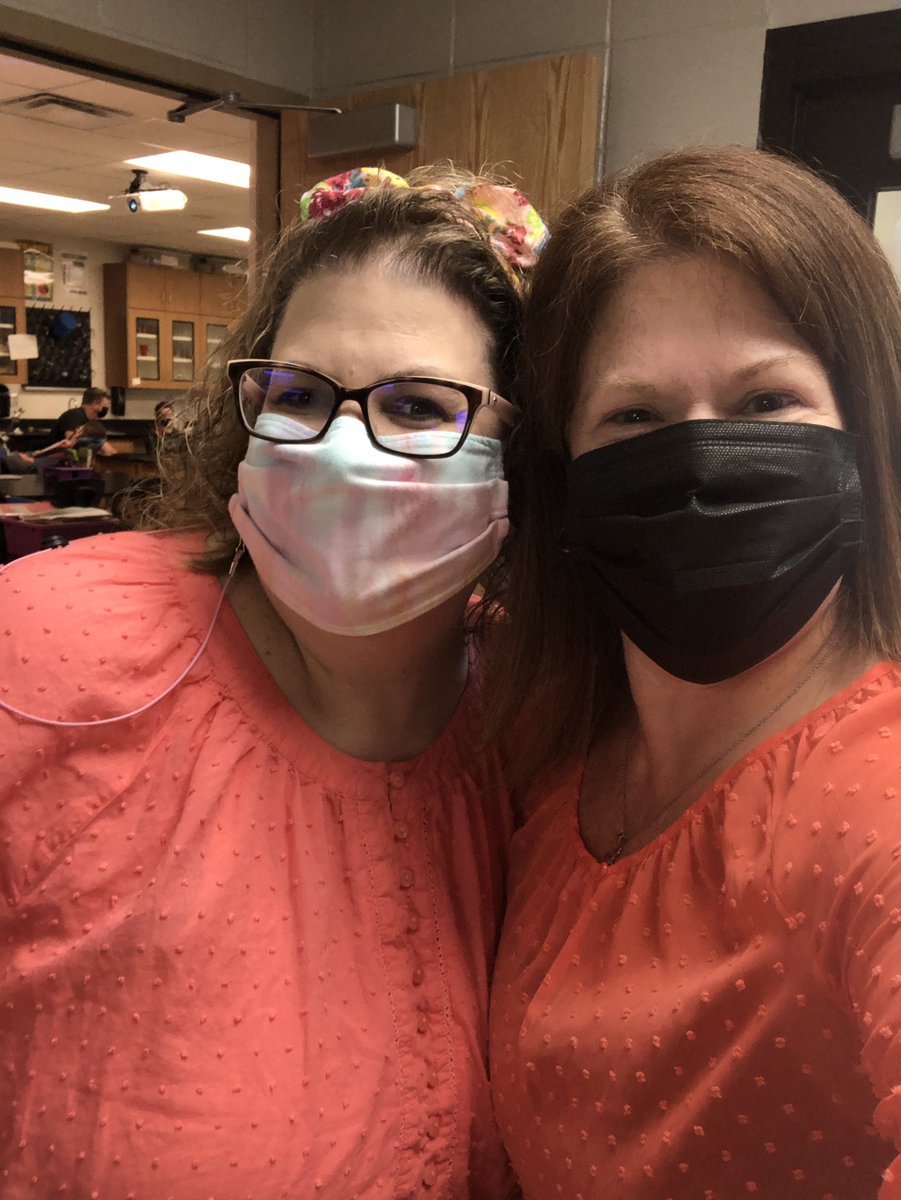 kcteach93's tweet photo. @chtkath @OTMSTigerPride Twinning is winning! #OTbegreat https://t.co/gBbsxVQuWZ