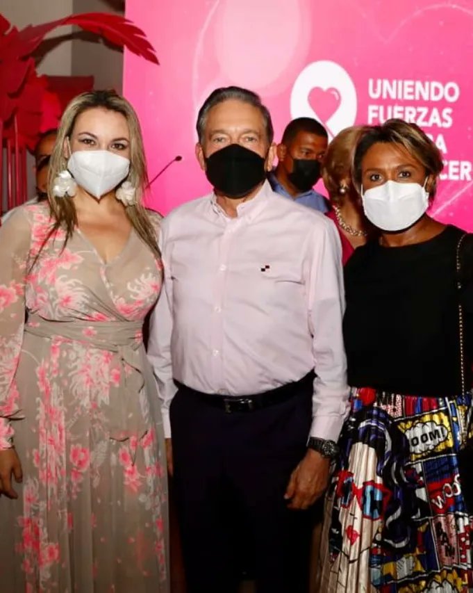 CindyMongeG's tweet photo. Con la Primera Dama @yazcortizo a la #SubastaPorLaVida, para apoyar la labor que realiza el Instituto Oncológico a beneficio de las guerreras que luchan contra esta silenciosa enfermedad. Es importante un diagnóstico a tiempo y un tratamiento consecuente. #UnidosContraElCáncer https://t.co/btQCucsWWS