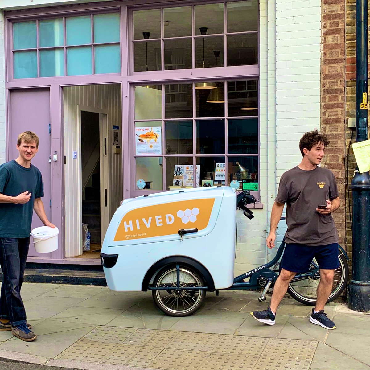 BermondseyBees's tweet photo. We don’t just cycle - we re-cycle! David, Honey HQ’s office manager, cycles to work - but also discovered zero-emission #Hived for our London deliveries. #Hived’s pedal-power has proved professional & reliable, returning empty honey buckets to us for re-use (& a customer credit!) https://t.co/cxORRaLHRO