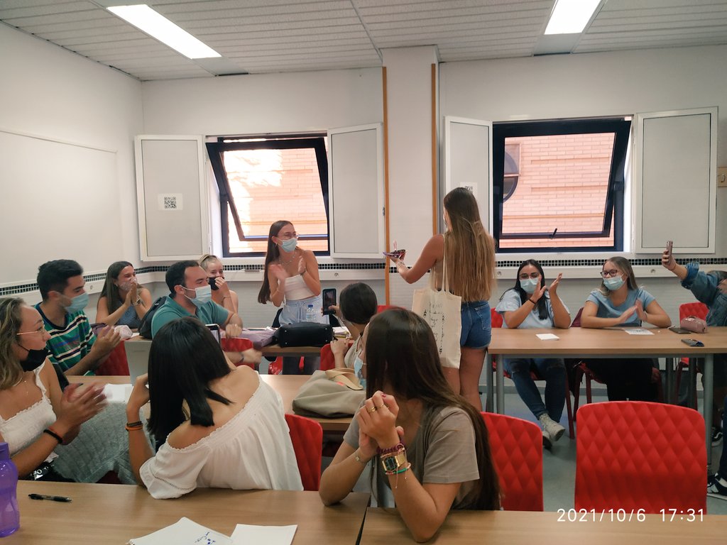 laurapgranados's tweet photo. En #disdesumab también hemos aprovechado el exterior de @Educacion_UMA para trabajar. Especial gracias a @Chriisgarcia23 y a Asier por su colaboración en la dinámica, lo habéis hecho genial! 🤩 y muchas felicidades a la cumpleañera, sorpresa en clase incluida.Menuda tarde!!🤓🎂😆 https://t.co/2itaih8xrz