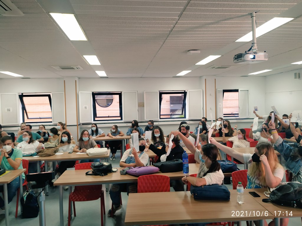 laurapgranados's tweet photo. En #disdesumab también hemos aprovechado el exterior de @Educacion_UMA para trabajar. Especial gracias a @Chriisgarcia23 y a Asier por su colaboración en la dinámica, lo habéis hecho genial! 🤩 y muchas felicidades a la cumpleañera, sorpresa en clase incluida.Menuda tarde!!🤓🎂😆 https://t.co/2itaih8xrz