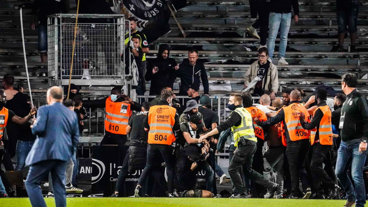Mercat_OM's tweet photo. 🔹La commission de discipline de la LFP a tranché suite aux incidents survenus lors de #SCOOM :
• Retrait d’un point avec sursis pour Angers et l’OM
• Fermeture des parcages olympiens à l’extérieur jusqu’au 31 décembre
@Stickwic | #TeamOM https://t.co/DBSYCWmSsQ