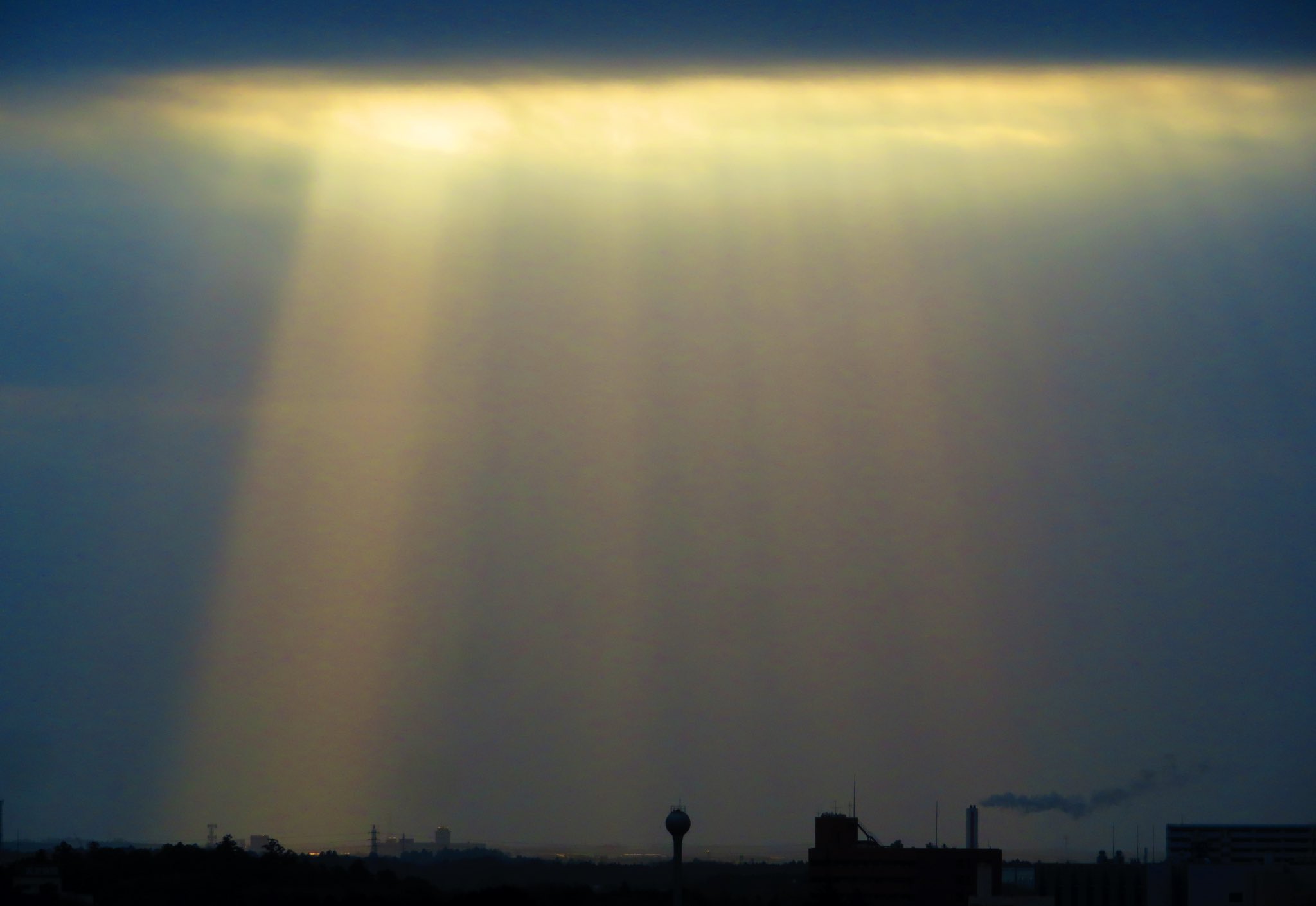 荒木健太郎 光のカーテンのような天使の梯子 空に天使の梯子がかかると途端に神々しい雰囲気になりますね 曇天なので写真でおすそわけです T Co Coltpqmftp Twitter