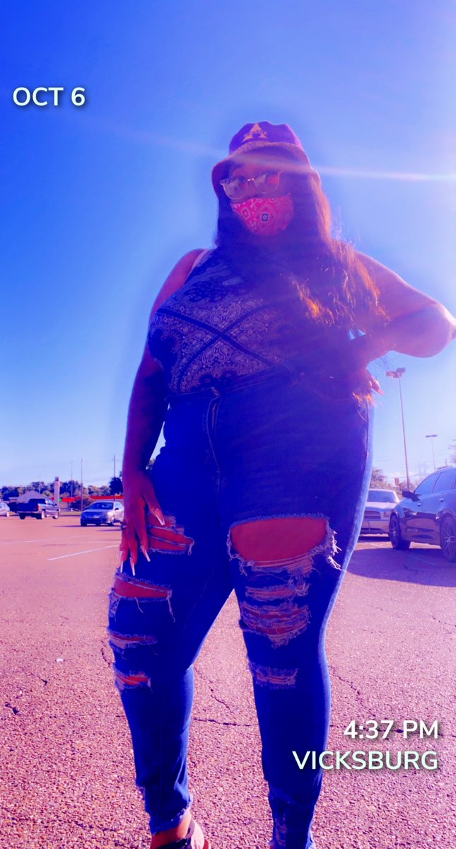 xo_tyraaaaaaa's tweet photo. 𝓰𝓸𝓵𝓭𝓮𝓷 𝓱𝓸𝓾𝓻. 🌹🤍 #Alcorn #chickenwednesday https://t.co/Qp93zMXw4x