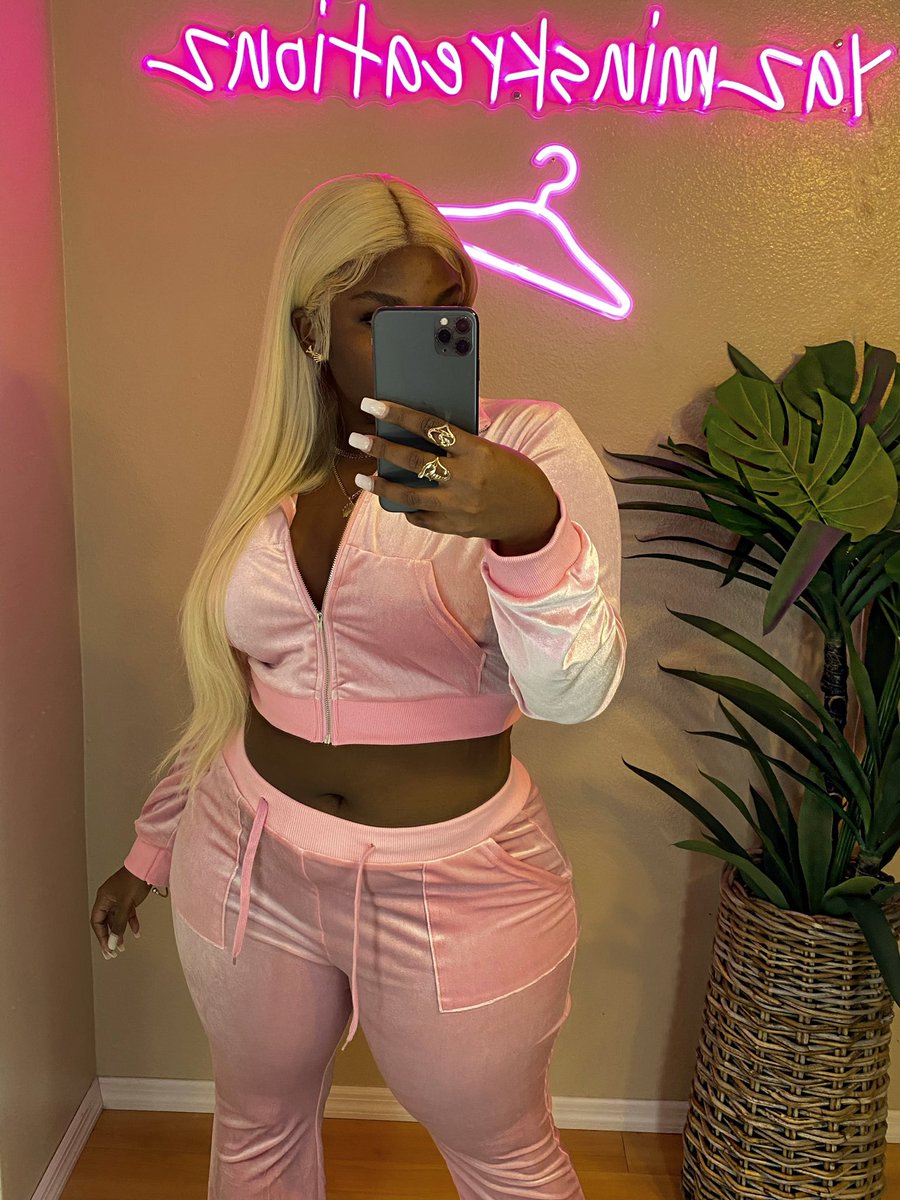yazziphoo's tweet photo. It costs $0 to RT and help a young Black entrepreneur grow My small business! 😩💕 https://t.co/8psTHMJwxn https://t.co/u2pfH0SSd5