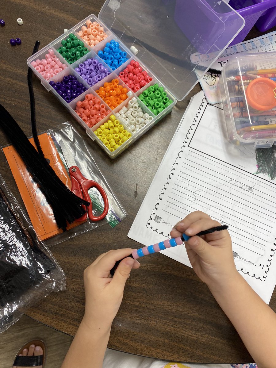 MsShumanSays's tweet photo. @yaleroadrunners Learning IN STYLE! Practicing counting to 10 with beaded bracelets! #risdGreatness https://t.co/75QwpbCozN