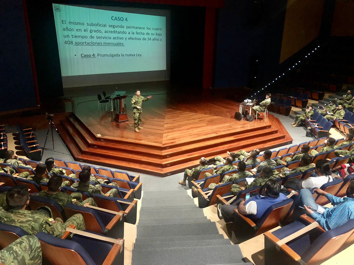 ISSFA_ECUADOR's tweet photo. #Atuntaqui | El #Issfa continúa con la campaña masiva de difusión del proyecto de Ley Orgánica de Seguridad Social de las Fuerzas Armadas al personal militar de las unidades de la plaza de Imbabura. #IssfaContigo https://t.co/SBJi0dmd5A