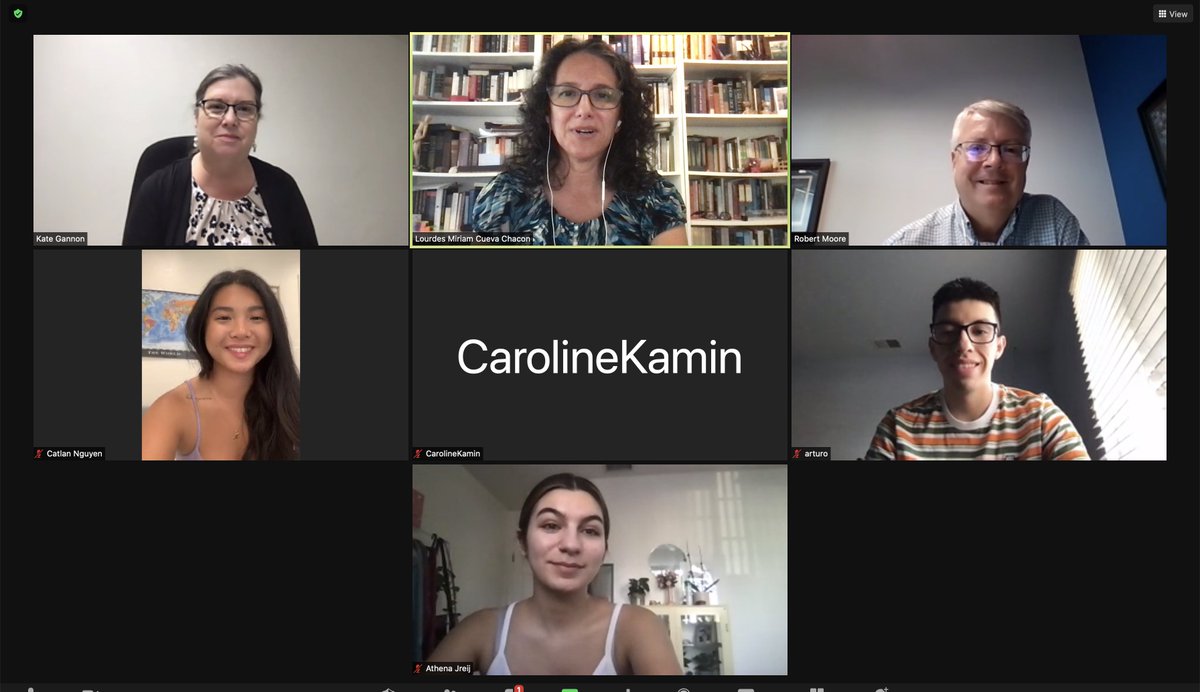 cuevacha's tweet photo. Thank you to the wonderful @kategannon and @BobMooreNews for talking with my #BorderReporting students.
What a couple!
#DemystifyingTheBorder
cc: @CatlanNguyen @JreijAthena https://t.co/Tx2XhgPDmG