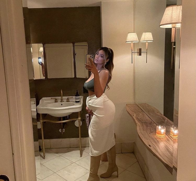 clueoftheblue's tweet photo. THANK u for all the birthday wishes hope u had a drink for me 🤰🏼 https://t.co/AR7vbHFIsn