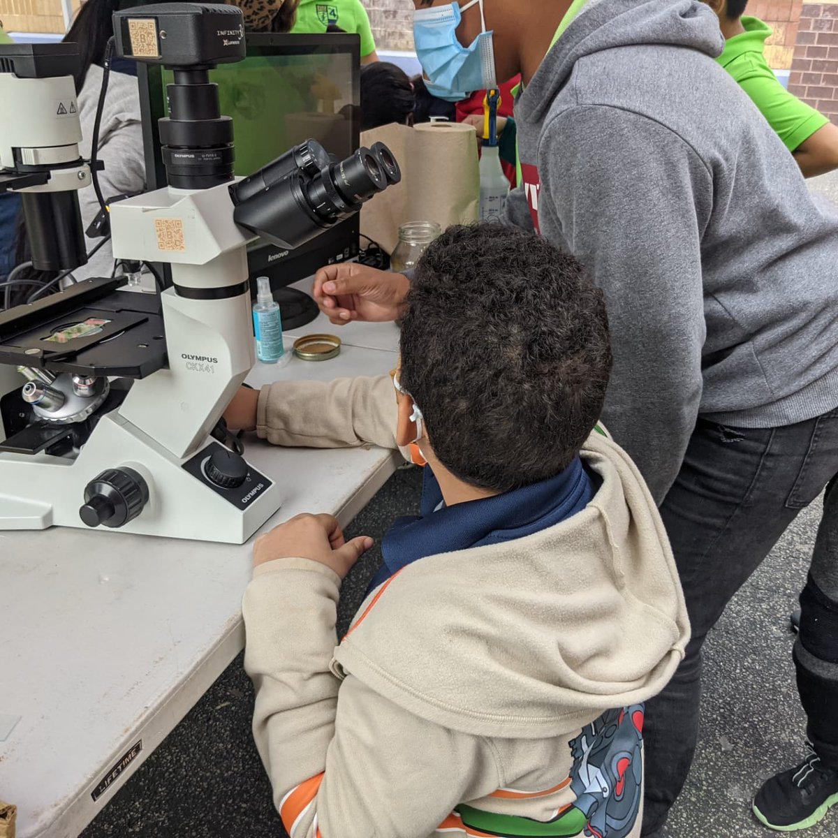 BioBus's tweet photo. Today was our first BioBus school visit IN PERSON since March 2020 and it feels so good to be BACK! 🙌🏽🚌🔬👩🏽‍🔬 Thank you to @ps4_ellington for hosting us and letting us turn your school yard into a microscope laboratory! #mobilelaboratory #Microscope #STEMeducation #ScienceForKids https://t.co/9MhxMUvX0V