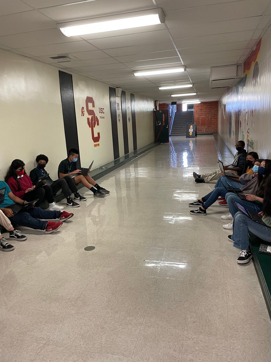 Mrs. Hernandez-Gonzalez's class...analyzing fossils and collaborating!
#ProudToBePUSD #DisciplinaryLiteracy #StopCollaborateAndListen