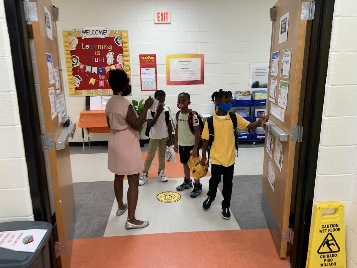 Cougars love math!! One of our amazing coaches taking time to work on math literacy with some students. @ReaderLOT <a href="/ADNspire/">Dr AD Davis</a> <a href="/PtaCougars/">CampbellCougarsPTA</a> <a href="/AdonicaLopez/">Adonica Lopez</a> @DeShuntaJones