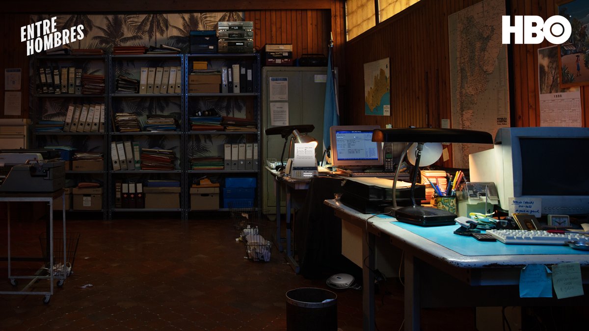 En esta oficina hay 4 objetos icónicos de los 90 que están escondidos. ¿Logras encontrarlos?
Pistas: 
- Teléfono celular 📞 
- Discman 💿
- Equipo de Sonido📻
- Fax📠

Si lo logras, comenta un 🕵️‍♂️ y recuerda que hay un nuevo episodio de #EntreHombresHBO este domingo en #HBOLAT.