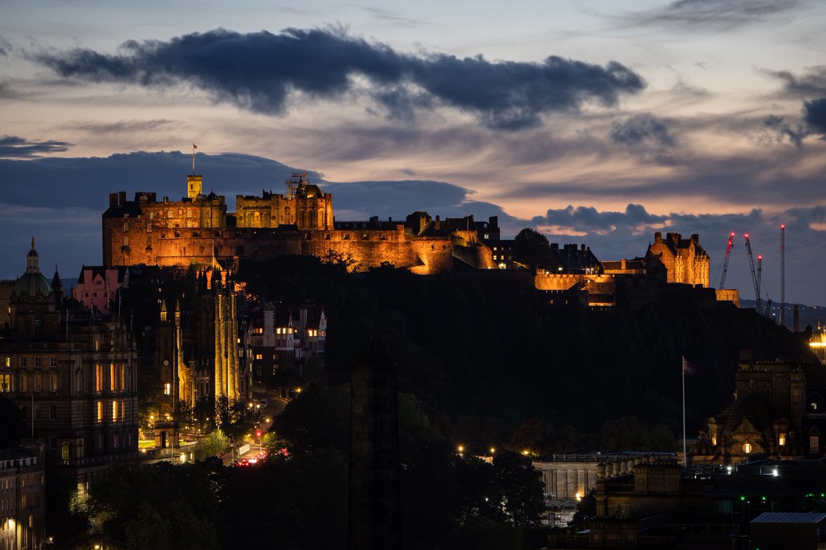 Monday night’s sunset from #CaltonHill. #edinburghcastle looking fantastic as always