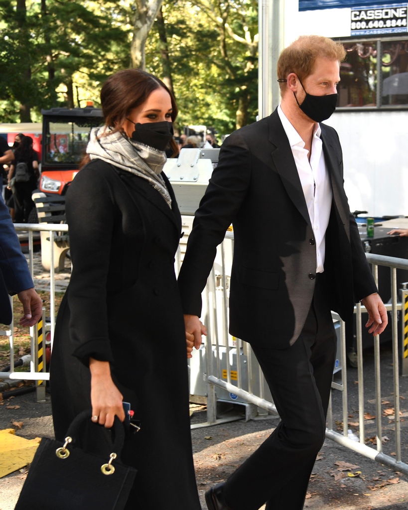 Wearing the sister bag of the iconic #LadyDior that was named after Princess Diana, Meghan Markle is the epitome of Dior elegance, as she steps out with her #LadyDLite bag at @GlblCtzn Live in New York.
#StarsinDior #GlobalCitizenLive