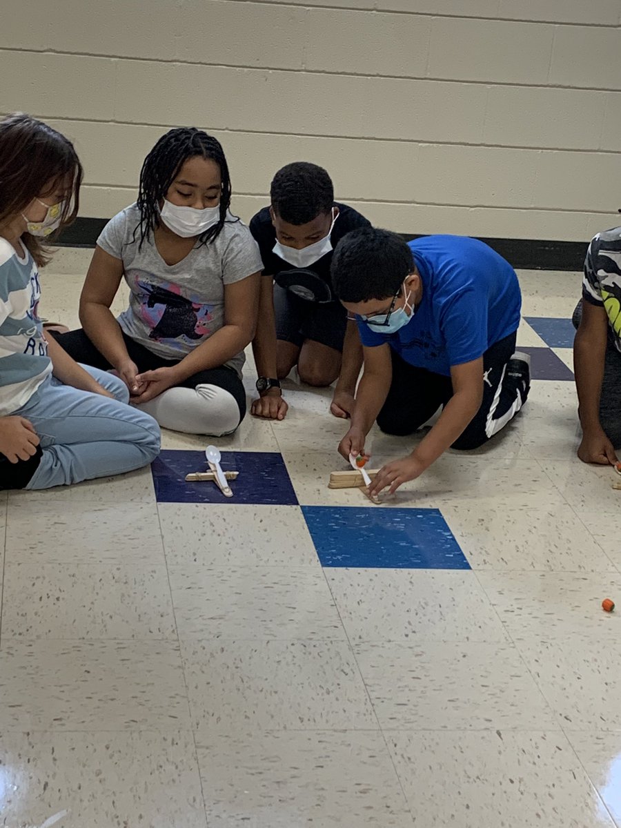 _MrsHenrysClass's tweet photo. What do you do when there is no specials for the day… you BRING THE MAGIC! 3rd graders today experienced STEM, social studies, writing, and math through rotations. And transformed into surgeons this afternoon! #BringTheMagic #IgniteLearning #WPSproud https://t.co/0zrlUOCFr5