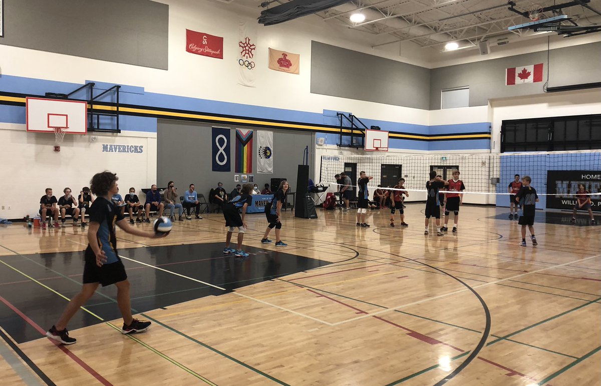 Sr. Boys VB action is now underway in the House of Blue as our Mavericks host the <a href="/SFFlames/">Simon Fraser School</a>!
🏐💙💛🖤💪
#VolleyMavsVolley