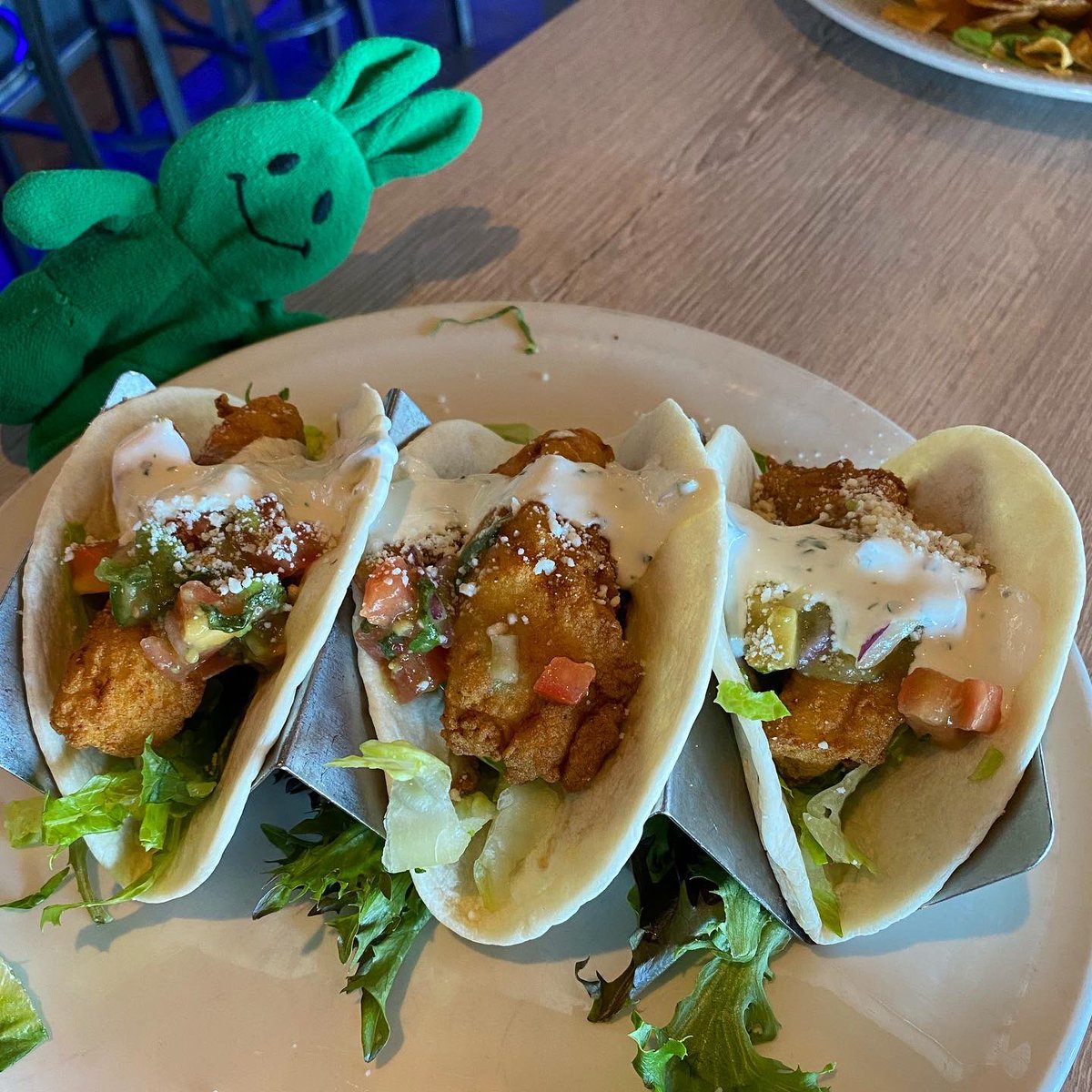 greenietravels's tweet photo. This brioche bun is busting at the seams! #lobstahgalore🦞
.
.
.
#finzseafoodandgrill #finzsalem #lobsterroll #warmbutterlobsterroll🧈 #tacos #bajatacos #fishtacos #haddocktacos #freshseafood #MAeats #salem #SalemEats #greeniesNEadventure https://t.co/zuxqHbIoot