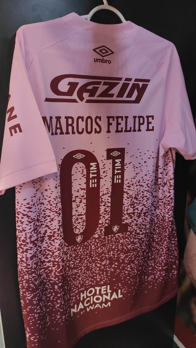 O goleiro Marcos Felipe vai a campo com a nossa Armadura rosa, parte da campanha do #OutubroRosa, de prevenção ao câncer de mama, em parceria com a @umbrobrasil e a <a href="/femama_/">FEMAMA</a>. 

Faça exames regulares e previna-se. ❤️💚💗