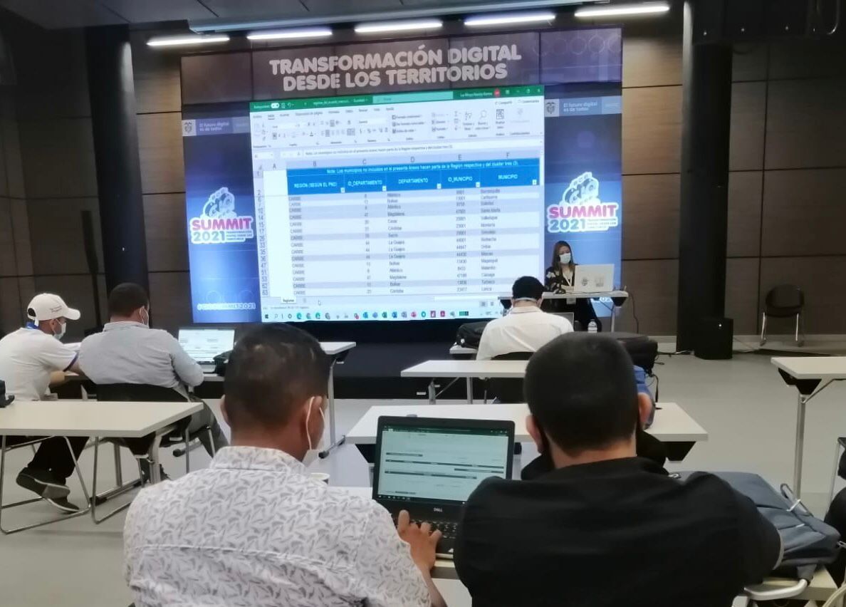 Ministerio_TIC's tweet photo. #AEstaHora en el #CIOSummit2021, los CIO y Líderes TI participan en el Taller 'Facilitando las compras en tecnología: acuerdos, marco de precio, cámaras de video, vigilancia y sistemas fotovoltaicos'. Un espacio a cargo de Eduardo Gómez Restrepo, Líder de datos del #C4RI. https://t.co/eq08rWAm0O
