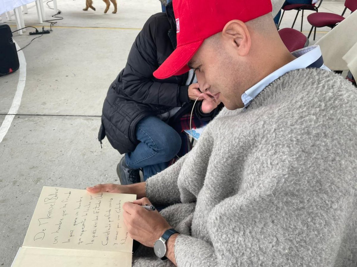 ManuelB_Comunes's tweet photo. Hoy en #SanJuanDeSumapaz tuvimos una jornada bonita de pedagogía y reconciliación y conversando sobre implementación del Acuerdo de Paz con la comunidad y la presencia del @RepMcGovern. Gracias a la @ConsejeriaDePaz  y @VladRodValencia por el apoyo a la lucha x una Colombia Nueva https://t.co/5zNsmi5ueM
