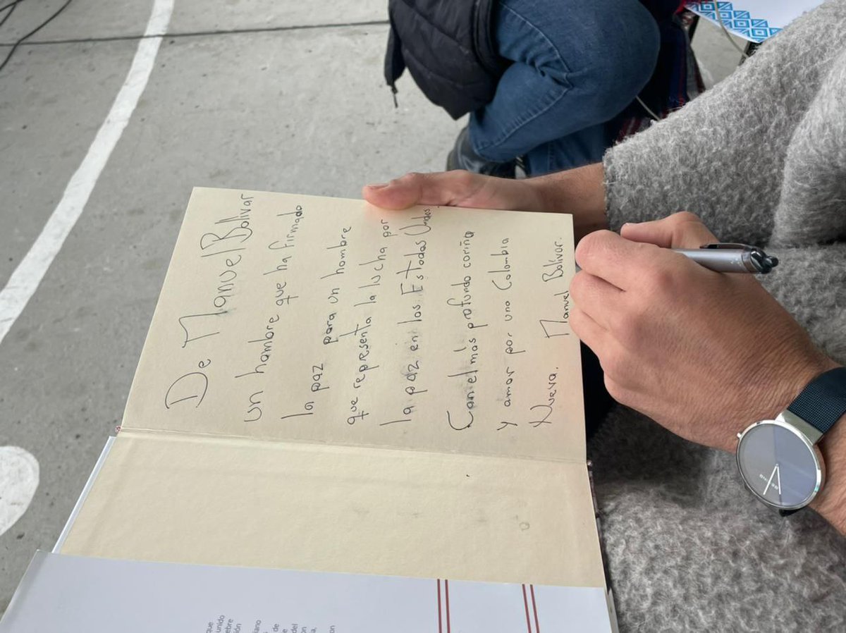 ManuelB_Comunes's tweet photo. Hoy en #SanJuanDeSumapaz tuvimos una jornada bonita de pedagogía y reconciliación y conversando sobre implementación del Acuerdo de Paz con la comunidad y la presencia del @RepMcGovern. Gracias a la @ConsejeriaDePaz  y @VladRodValencia por el apoyo a la lucha x una Colombia Nueva https://t.co/5zNsmi5ueM