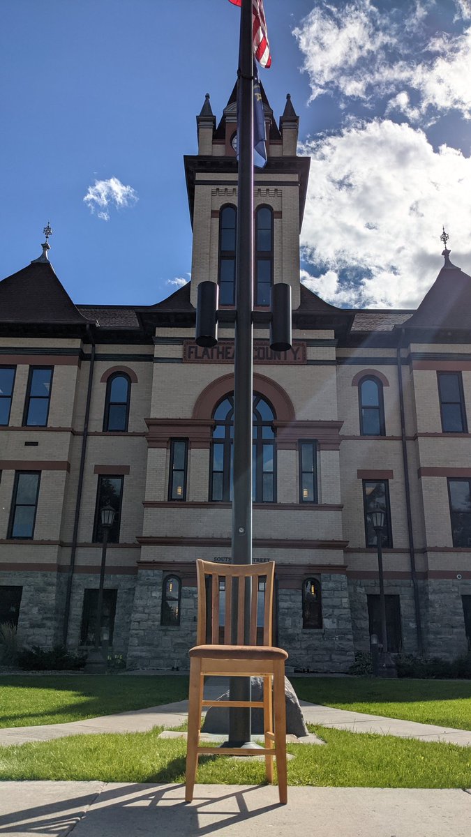SurvivorsChange's tweet photo. #EmptyChair in Kallispel, Montana💛 

We are continuing the tradition with an empty chair memorial in every state, in honor of those who have died of COVID and long haulers who live with COVID. Survivors are everywhere &amp; they are not just a number. #COVIDweekofaction https://t.co/7eYxGtwSJK