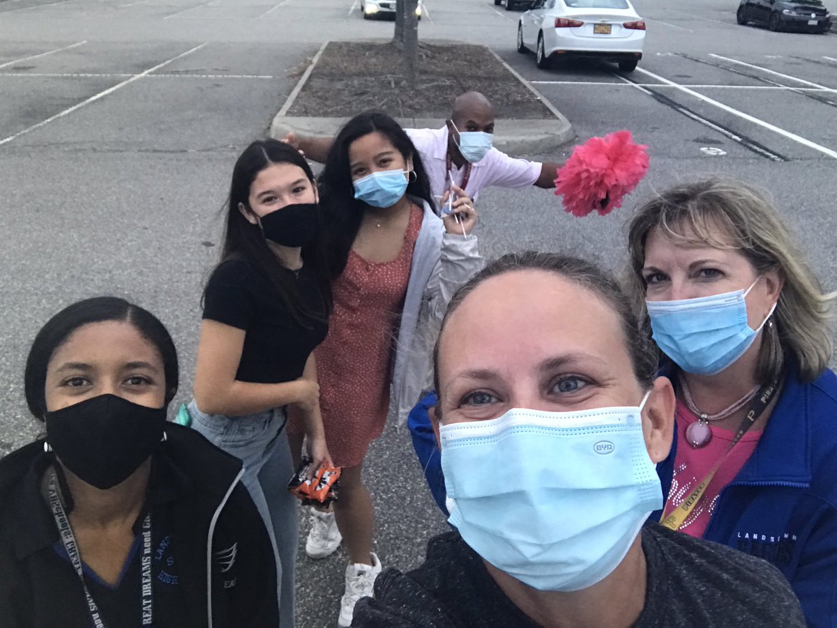 Jenailstoc's tweet photo. #HOCO2021 Drive thru! Come see us for 30 more minutes! We have pretzels! @LandstownEagles @_LandstownDECA https://t.co/AjHrLCR5jn
