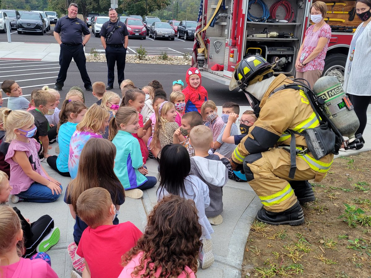 SLSDAghotte's tweet photo. So grateful to have Crosby Twp. Fire Department come out for Fire Safety Week! #dontbeafraidofafireman #ambulanceskeeppeoplesafe #knowyourescaperoute #waitforfiremeninthefrontyard @SLSDCrosby https://t.co/J5yWWmx25b