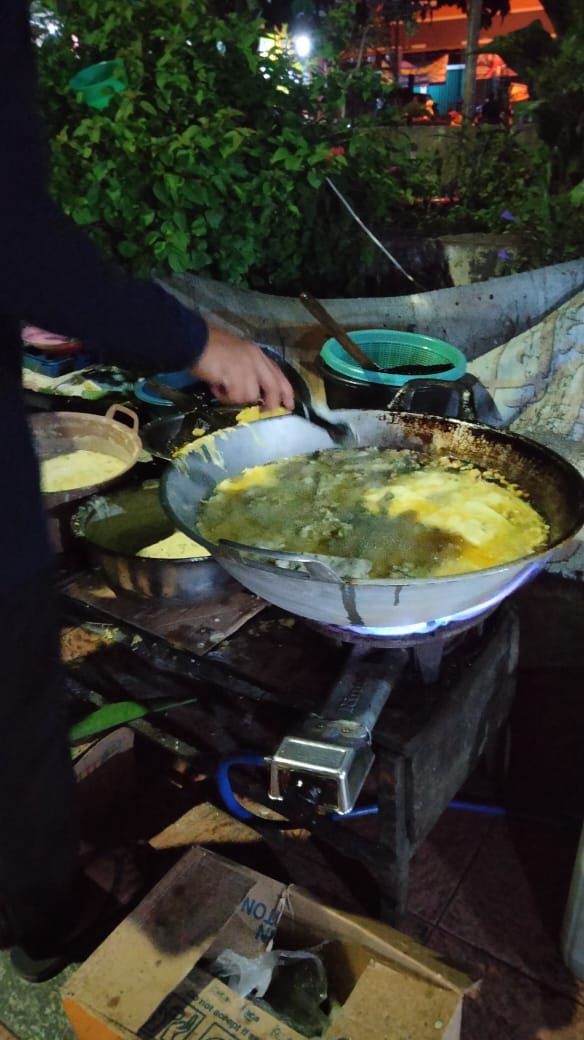 KEBUMENinLOVE's tweet photo. Kuliner malam...
ULD UNIT LAPAR DARURAT
mangkal di timur pasar Tumenggungan Kebumen setiap hari dari jam 00:00 s/d pasar pagi bubar
AA CEPOT namanya siap membantu anda yg belum bisa tidur
#kebumen #kencot #madang https://t.co/5tbo5RSvpE