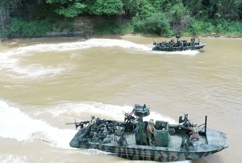 naval_peru's tweet photo. #MGPNoticias En el río Momón en Iquitos, se realizaron operaciones con botes de combate como parte del Ejercicio Multinacional #UNITASLXII -Fase Amazonía, evento en el que participó la Unidad Especial de Botes N°22 y el Grupo de Operaciones Especiales N°3.
#BicentenarioMGP https://t.co/2H5PqrV4qe
