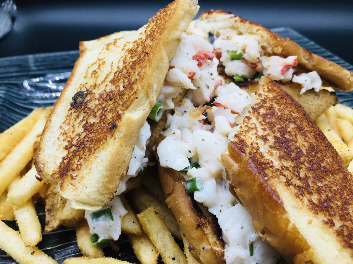 Fulbellis's tweet photo. Good food = Good mood. Come try our delicious Lobster Roll in our lounge and relax in a comfy oversized chair or taken in the view of downtown Sherman on the patio. 🦞😀🍺
#fulbellis #fulbellislounge #foodstagram #lobsterroll https://t.co/awY4UHv6Cw