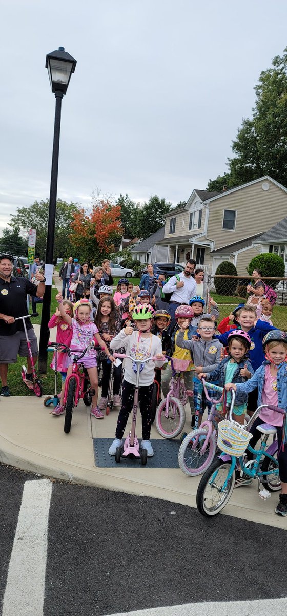 They see us rolling.. its these events that get my kids to wake up on the first alarm and not hit snooze!  @MeadowDrMineola <a href="/MeadowDrPTA/">MeadowDrivePTA</a> <a href="/MrRiveraMineola/">Mr. Rivera</a> <a href="/Mrs_Kalberer/">Stephanie Kalberer</a>