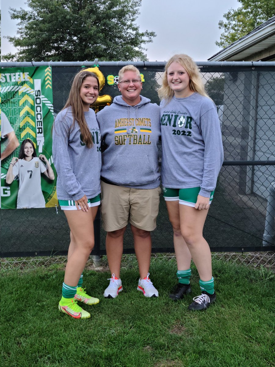 WaldeckiShelly's tweet photo. Thanks for supporting our girls on senior night Coach Reichert!! โฝ๏ธ https://t.co/NYBk4sNewt