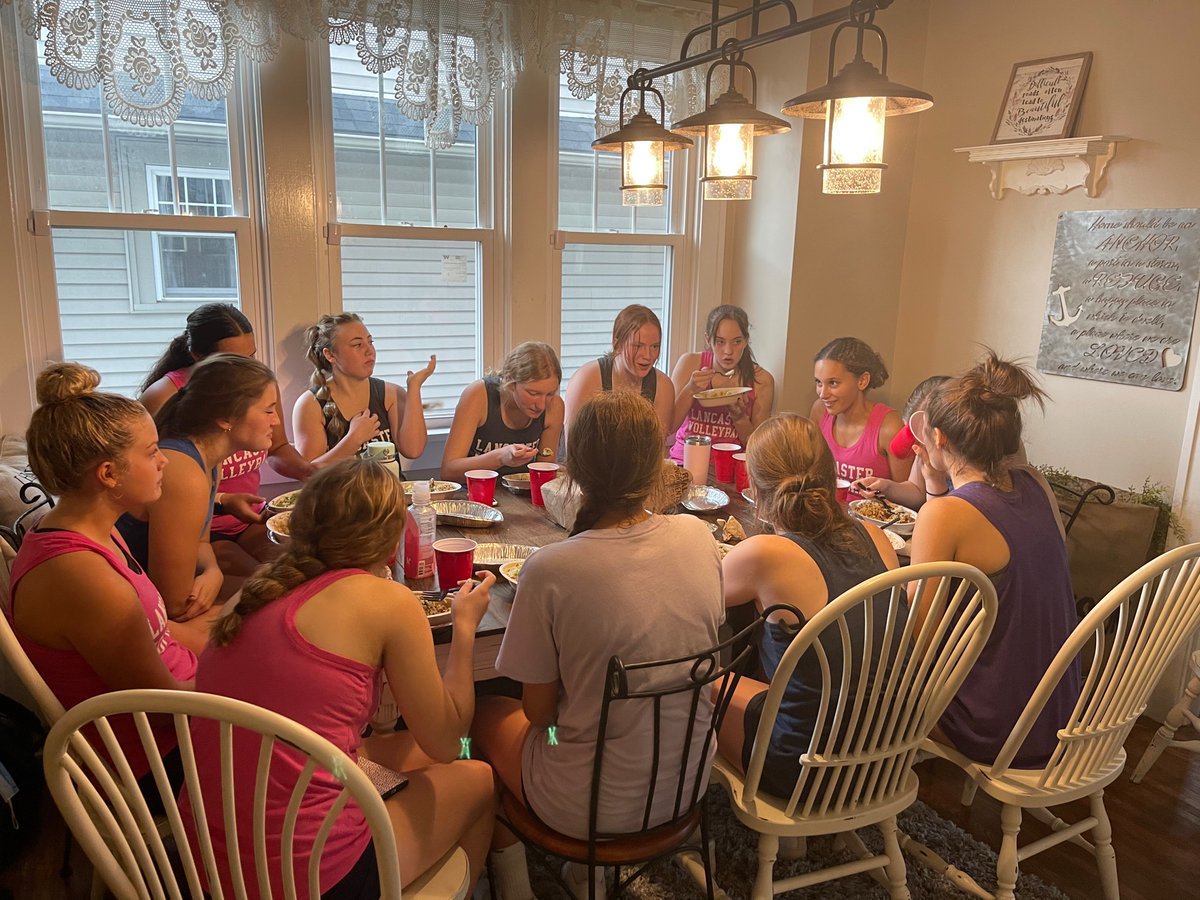 Danyell16854578's tweet photo. Team dinner tonight! Your never to old to carve pumpkins 💛💙💛 @galesveeb @JadaJohnson05 https://t.co/P0mrV5vh1k