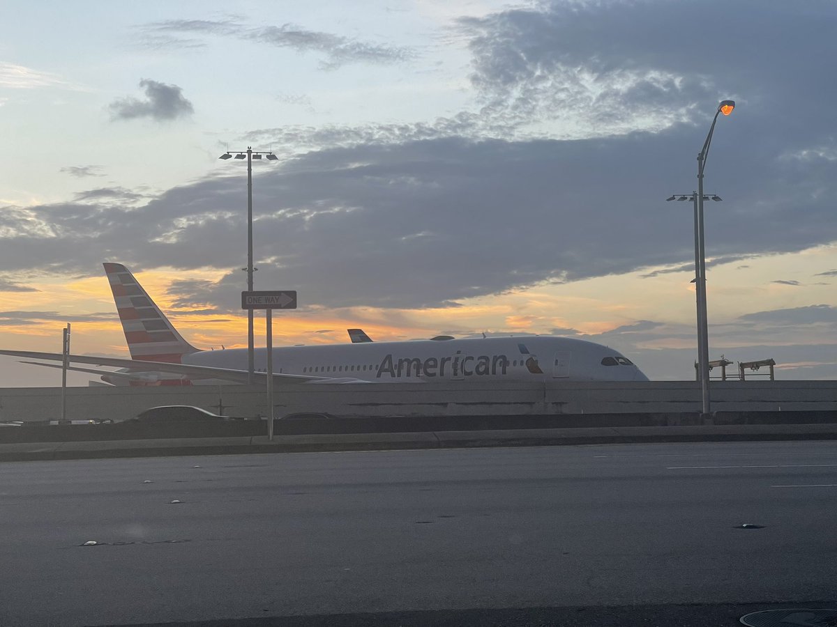 FPrentacar's tweet photo. Una hermosa tarde hoy cerca del aeropuerto internacional de Miami. El clima perfecto, el agua en la playa a la temperatura exacta. Qué más se puede pedir? https://t.co/YIsbm1kkVF