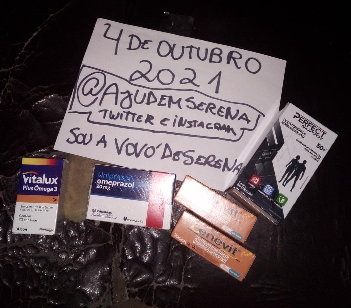 exposedwo1's tweet photo. Ela é diabética e tem outros problemas de saúde, além de viver em uma casa extremamente precária que alaga quando chove e é quente e abafada durante o dia todo. ELA TEM 62 ANOS!!!! Ninguém merece passar por isso, ainda mais uma idosa que deveria estar descansando! https://t.co/zmGwM9hire