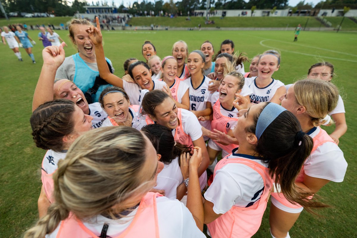 Longwood_WOSO's tweet photo. Dogpiling with Longwood WOSO. #HorsePower https://t.co/I5FrflePKc