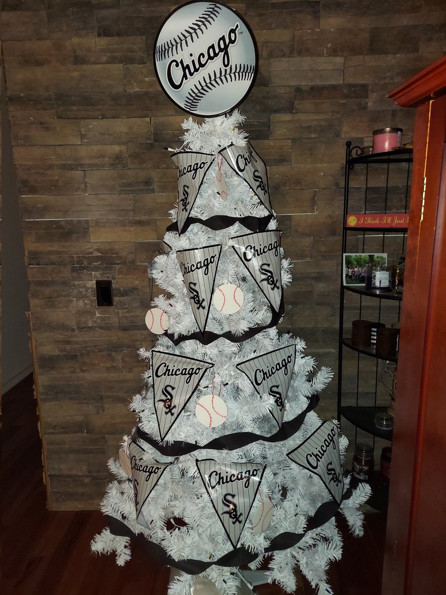 pasyka's tweet photo. @whitesox My #Soxtober tree is ready! Hoping to unwrap many W's in the coming weeks 🖤🤍⚾️ https://t.co/XPWm0vatLO