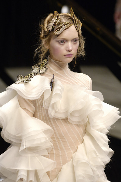 Iucyfm's tweet photo. Alexander McQueen at Paris Fashion Week Fall 2006 https://t.co/AzzRblaKSK