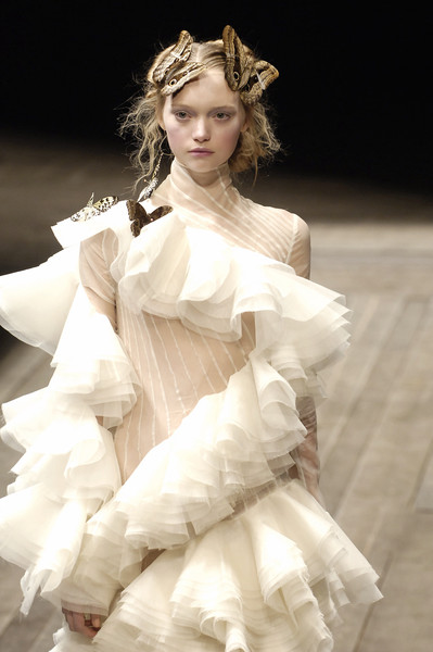 Iucyfm's tweet photo. Alexander McQueen at Paris Fashion Week Fall 2006 https://t.co/AzzRblaKSK