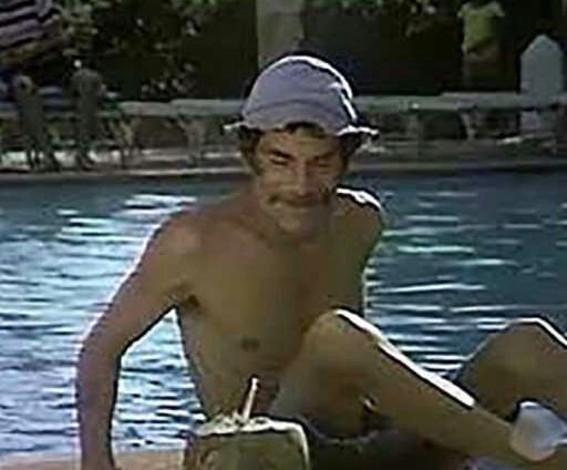 ImagenRetro's tweet photo. ¿Envidia? Envida la que le tengo a Don Ramón, que se fue de vacaciones a Acapulco, desempleado y debiendo 14 meses de renta. https://t.co/VaQHdCsoPR