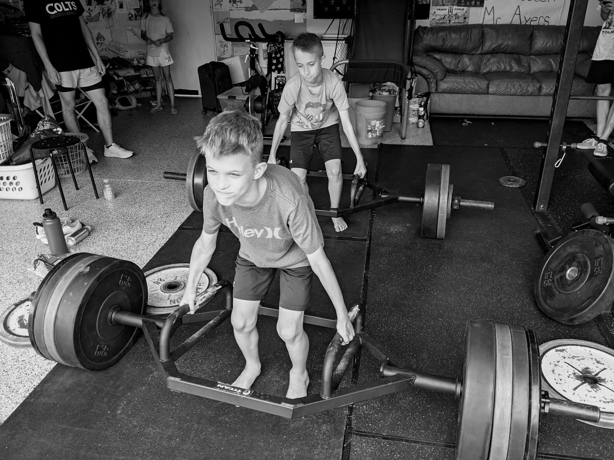 CoachJTAyers's tweet photo. Happy DeadLift-Tober everyone 

#deadlifttober 
#massspecificforce #liftforspeed @KulaPerformance @WSWayland @Dr_Weyand @bobbystroupe 

My kids didn't really lift that. Staged. 😎 https://t.co/SdPorJHU6w