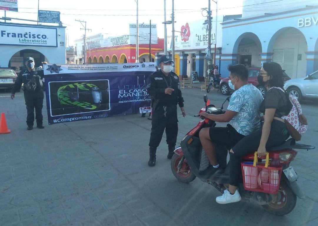 OaxacaVeraz's tweet photo. En Ocotlán de Morelos Oaxaca el Delegado de la @PolVial_GobOax @Victorpantera65 con éxito puso en marcha el dispositivo de control provisional preventivo de concientización dirigido a conductores de vehículos de motor @alejandromurat @Heliodoro_hcde
@DAVIDANTONIOJIM
@SSP_GobOax https://t.co/Pehva7t97m